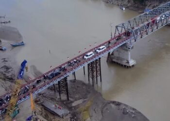 Kendaraan jenis truk tronton dilarang melintas di Jembatan Bailey darurat Krueng Tingkeum, Kecamatan Kutablang, Bireuen mulai 18 Januari 2026. (Foto: Ist)