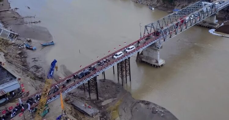 Kendaraan jenis truk tronton dilarang melintas di Jembatan Bailey darurat Krueng Tingkeum, Kecamatan Kutablang, Bireuen mulai 18 Januari 2026. (Foto: Ist)