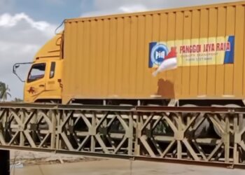 Pemerintah Aceh memberlakukan pelarangan sementara bagi truk tronton untuk melintasi Jembatan Bailey darurqt di Krueng Tingkeum Kecamatan Kutablang, Kabupaten Bireuen. (Foto: Ist)