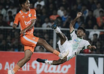 Pemain Persiraja Banda Aceh berebut bola dengan pemain PSMS Medan di Stadion H Dimurthala Lampineung, Banda Aceh, Ahad malam (18/1). Tuan rumah Persiraja kalah 1-2. (Foto: Ist)