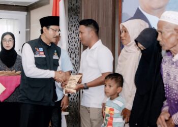 Menteri Sosial Saifullah Yusuf (Gus Ipul) menyerahkan bantuan sosial secara simbolis untuk korban banjir di aula Kantor Bupati Aceh Utara, Sabtu (24/1). (Foto: Ist)
