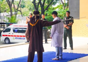 Pelaksanaan uqubat cambuk terhadap terpidana pelanggar Qanun Syariat Islam di Taman Bustanussalatin (Taman Sari), Kota Banda Aceh, Kamis (29/1).