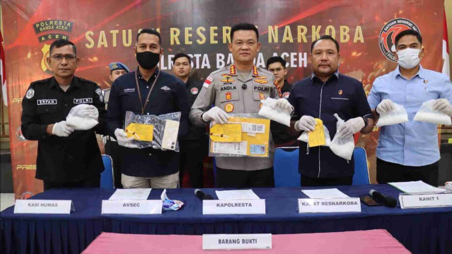 Kapolresta Banda Aceh Kombes Pol Andi Kirana didampingi Kasat Resnarkoba AKP Rajabul Asra memberikan keterangan pengungkapan kasus sabu dalam konferensi pers, Selasa (13/1). (Foto: Ist)