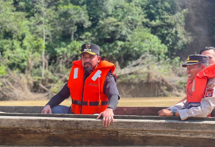 Bupati Aceh Timur Iskandar Usman Al-Farlaky kembali menjelajahi wilayah pedalaman Kecamatan Simpang Jernih, menembus Gampong Rantau Panjang, Senin (5/1), melalui jalur sungai dengan waktu tempuh 2 jam. (Foto: Ist)