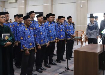 Kakanwil Kemenag Aceh Azhari melantik 11 pejabat pengawas (Eselon IV) serta 3 kepala madrasah di lingkungan Rabu (18/2/2026). (Foto: Ist)