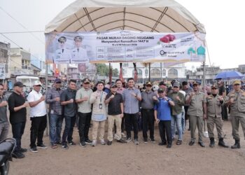 Wakil Wali Kota Banda Aceh, Abang Afdhal, saat memantau kualitas daging sapi bersubsidi dalam program pasar murah menjelang tradisi Meugang Ramadan 1447 H. (Foto: Dok. Humas Pemkot Banda Aceh)