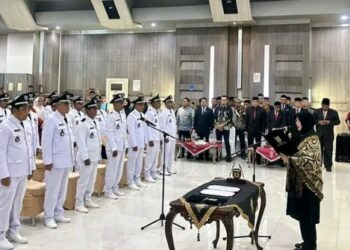 Wali Kota Banda Aceh Illiza Sa’aduddin Djamal melantik 33 keuchik Kota Banda Aceh periode 2026–2032 di Aula Lantai IV Gedung Mawardy Nurdin, Balai Kota Banda Aceh, Sabtu (7/2). (Foto: Ist)