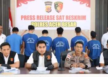 Kasat Reskrim Polres Aceh Besar AKP Teguh Prasetyo memberikan keterangan pengungkapan kasus curanmor yang terjadi di sejumlah kecamatan di wilayah Aceh Besar pada konferensi pers, Selasa (10/2). (Foto: Ist)
