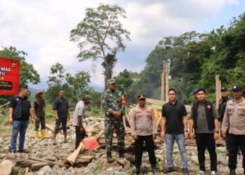 Polres Aceh Besar bersama personel Polda Aceh dan TNI menertibkan aktivitas tambang emas ilegal di kawasan aliran sungai Pegunungan Siron, Kecamatan Kuta Cot Glie, Aceh Besar, Rabu (11/2). (Foto: Ist)