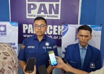 Ketua Harian DPW PAN Aceh, Razami Dek Cut didampingi Sekretaris DPW PAN Aceh Jeffry Sentana memberikan keterangan. (Foto: Ist)