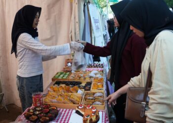 Pengunjung membeli beragam menu berbuka puasa yang ada di EXSIS Ramadhan USK 2026.