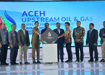 Sekda Aceh, M. Nasir dan Kepala BPMA Nasri saat membuka Aceh Upstream Oil dan Gas Supply Chain Management Summit 2026 di Gedung AAC Dayan Dawood, Darussalam, Senin (2/2). (Foto: Ist)