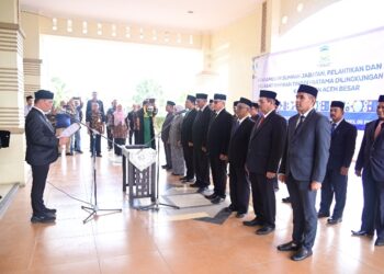 Bupati Aceh Besar Muharram Idris melantik 17 Pejabat eselon II di lingkungan Pemkab Aceh Besar, Kamis (5/2). (Foto: Ist)