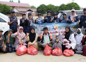 Forum Pendidik Madrasah Inklusi (FPMI) Aceh menyalurkan bantuan kemanusiaan kepada masyarakat terdampak banjir di Kabupaten Pidie Jaya. (Foto: Ist)