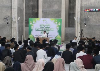 Direktur Dayah Darul Quran Aceh, Ustaz Hajarul Akbar MA menyampaikan tausiyah Tarhib Ramadan bersama santri, guru serta seluruh karyawan DQA di Masjid Al Mansor, Kompleks Dayah Darul Quran Aceh, Jum'at malam (6/2/2026).