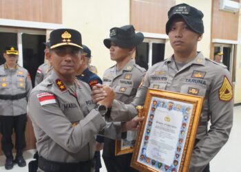 Kapolda Aceh Irjen Pol Marzuki Ali Basyah saat menyerahkan penghargaan kepada Tribrata Putra Sambo,Taruna Akpol 2023 yang dinilai berjasa dalam aksi kemanusiaan di Aceh Tamiang. (Foto: Ist)