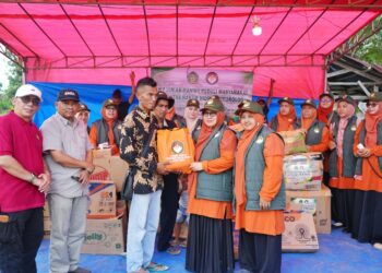DWP UIN Ar-Raniry menyalurkan bantuan kemanusiaan bagi warga terdampak bencana banjir bandang dan longsor di Kecamatan Sawang, Aceh Utara. (Foto: Ist)