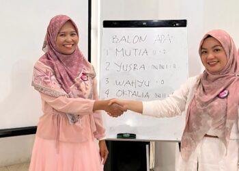 Ketua Aceh Peduli ASI terpilih, dr Yusra Septivera SpOG Subsp KFM (kiri) menerima ucapan selamat dari peserta Mubes. (Foto: Ist) | INFOACEH.net Ketua Aceh Peduli ASI terpilih, dr Yusra Septivera SpOG Subsp KFM (kiri) menerima ucapan selamat dari peserta Mubes. (Foto: Ist)