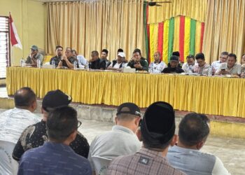 Wagub Aceh Fadhlullah didampingi Bupati Bireuen Mukhlis memimpin Rakor Bersama Pemkab Bireuen terkait polemik huntara dan percepatan Rehab-Rekon Pascabencana di Kantor Camat Peusangan, Ahad, 8 Februari 2026. (Foto: Ist)