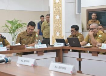 Wagub Aceh Fadhlullah didampingi Sekda Aceh M Nasir Syamaun memimpin Rakor Penanganan Bencana Aceh Fase Transisi Pemulihan di Posko Terpadu, Kantor Gubernur Aceh, Senin (9/2).