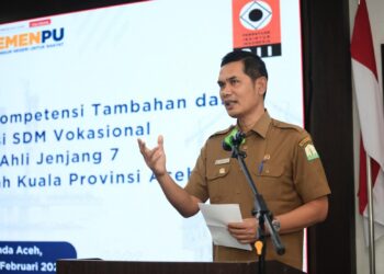 Sekda Aceh, M. Nasir Syamaun menyampaikan sambutan pada Acara Pemberian Kompetensi Tambahan & Uji Kompetensi SDM Vokasional Klasifikasi Jenjang 7 di USK, Banda Aceh, Senin (9/2).