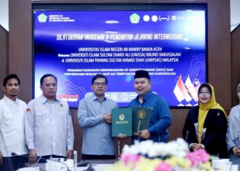 Rektor UIN Ar-Raniry Prof Dr Mujiburrahman bersama Dr Hambali Jailani, Director Centre of Promotion of Knowledge and Language UNISSA Brunei Darussalam memperlihatkan MoU yang telah ditandatangani, Selasa (10/2). (Foto: Ist)