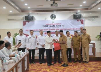 Pimpinan MPR RI menyalurkan 30 ribu paket bantuan kepada 8 kabupaten/kota terdampak bencana di Aceh pada pertemuan bersama Wakil Gubernur Aceh Fadhlullah didampingi Mendagri Tito Karnavian, di Kantor Gubernur Aceh, Selasa (10/2). (Foto: Ist)