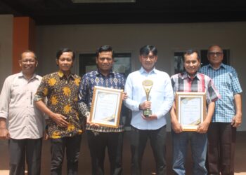 Direktur Poliven Dr Reza Salima SP MP (tiga dari kanan) bersama civitas akademika memperlihatkan dua penghargaan pada ajang LLDikti XIII Award 2025. Penyerahan penghargaan berlangsung di Hotel Hermes Palace Banda Aceh, Selasa malam (10/2).