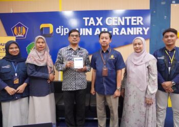 Rektor UIN Ar-Raniry Prof Dr Mujiburrahman MAg usai melaporkan SPT Tahunan melalui layanan Pojok Pajak 2026 di Gedung Theater FEBI UIN Ar-Raniry, Rabu (11/2).