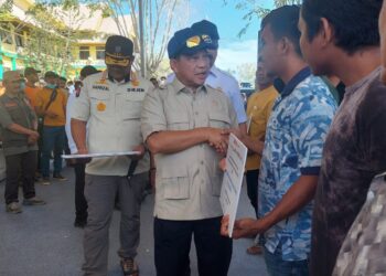 Mendagri Tito Karnavian menyerahkan bantuan perbaikan rumah rusak akibat bencana banjir bandang-longsor Tahap I di Aceh Tamiang, Jum'at (13/2).