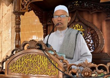 Akademisi UIN Ar-Raniry Banda Aceh, Tgk Saifuddin A. Rasyid, khutbah Jum’at di Masjid Besar Abu Indrapuri. (Foto: Ist)