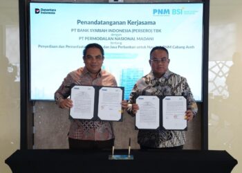 Penandatangan kerja sama dilakukan Direktur Sales & Distribution BSI Anton Sukarna (kiri) dan Direktur Bisnis PT Permodalan Nasional Madani Kindaris di Kantor BSI Tower,  Jakarta, Jum'at (13/2). (Foto: Ist)