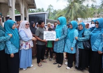 Kak Na Serahkan Bantuan 3 Ekor Sapi Meugang di Sawang