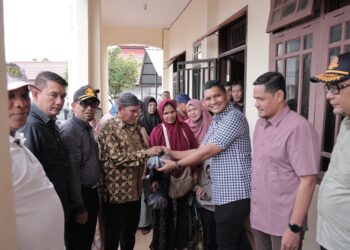 Wakil Wali Kota Banda Aceh, Abang Afdhal, saat menyerahkan paket daging Meugang kepada warga penyandang disabilitas di Rumah Singgah Lamjabat sebagai simbol keadilan sosial menjelang Ramadhan. (Foto: Dok. Humas Pemko Banda Aceh)