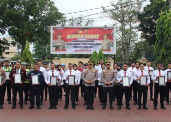 Polresta Banda Aceh menggelar upacara pemberian penghargaan bagi personel berprestasi yang diserahkan langsung oleh Kapolresta Kombes Pol Andi Kirana di halaman Mapolresta, Senin (16/2).