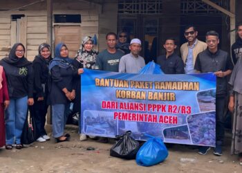 Aliansi PPPK Paruh Waktu Pemerintah Aceh dengan menyerahkan 100 paket Ramadan kepada masyarakat korban banjir bandang-longsor di dua gampong dalam Kecamatan Langkahan, Aceh Utara, Senin (16/2).