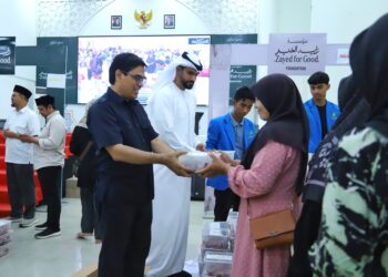 Rektor UIN Ar-Raniry Prof Mujiburrahman MAg bersama perwakilan Mohamed Bin Zayed University for Humanities Mohamed Alnaqbi menyerahkan bantuan secara simbolis di Auditorium Prof Ali Hasjmy, Senin (16/2).