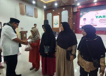 Kejati Aceh melaksanakan pembagian daging meugang dalam menyambut bulan suci Ramadan 1447 Hijriah, Selasa (17/2). (Foto: Ist)