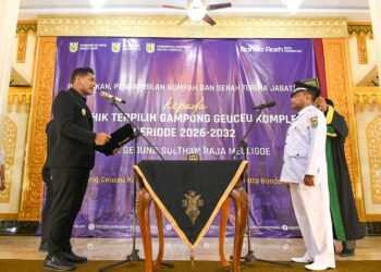 Wakil Wali Kota Banda Aceh Afdhal Khalilullah melantik Keuchik Gampong Geuceu Komplek periode 2026-2032, Asnawi Kumar di Aula Gedung Sulthan Raja Meuligoe, gampong setempat, Rabu (18/2). (Foto: Ist)