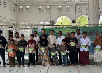 KWPSI membagikan daging meugang jelang 1 Ramadan 1447 Hijriah kepada anak yatim korban banjir di Masjid Al Munawarrah Kecamatan Meurah Dua, Pidie Jaya, Rabu (18/2).