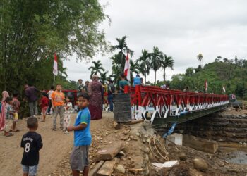 Personel TNI merampungkan pembangunan jembatan Bailey di Dusun Pante Kumbang, Desa Teupin Rusep, Kecamatan Sawang, Aceh Utara, Selasa (17/2).
