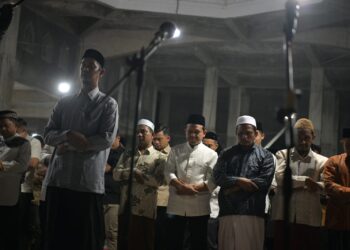 Mendagri Tito Karnavian bersama Wagub Aceh Fadhlullah melaksanakan shalat tarawih di Masjid Darussalam Kecamatan Karang Baru, Aceh Tamiang, Kamis malam (19/2/2026).