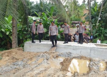 Kapolda Aceh, Irjen Pol Marzuki Ali Basyah, meninjau lokasi jembatan Bailey yang dibangun Satuan Brimob Polda Aceh di Desa Uteun Bunta, Kecamatan Peusangan, Bireuen.