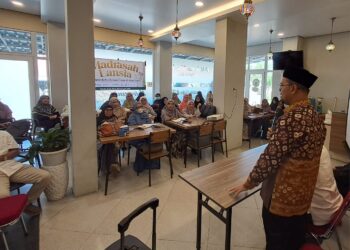 Ketua Yayasan Wakaf Haroen Aly, Prof Dr M Yasir Yusuf MA membuka program pendidikan dan pembinaan bertajuk “Madrasah Lansia – Ramadhan 1447 H” di Masjid Oman Al-Makmur, Banda Aceh, Ahad (22/2)