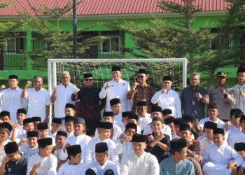 Para peserta Mukhayyam Al-Quran Ramadhan 1447 H foto bersama Ketua Yayasan Wakaf Haroen Aly, Prof M Yasir Yusuf, MA, Direktur Dayah DQA, Ustaz Hajarul Akbar MA dan Kepala BNNP Aceh, Brigjen Pol Dedy Tabrani di Dayah DQA, Gampong Tumbo Baro, Kuta Malaka, Aceh Besar.