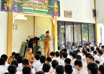 Kabid Pembinaan SMA dan PKLK Dinas Pendidikan Aceh, Syarwan Jhoni, saat membuka kegiatan Balee Beut Ramadhan di SMA Negeri 9 Banda Aceh, Selasa (24/2).