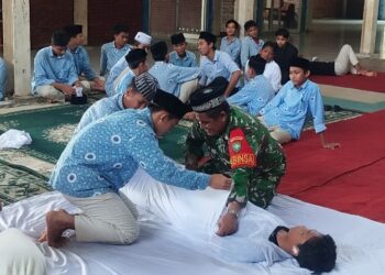 Babinsa Koramil 03/Lhoknga Kodim 0101/KBA, Serda Hazami, memberikan materi dan praktik tajhizul jenazah kepada siswa SMA Fajar Hidayah. (Foto: Ist)