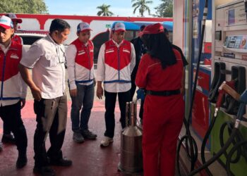 Pertamina Patra Niaga Sumbagut bersama Pemko Banda Aceh melalui UPTD Metrologi Legal melaksanakan pengawasan terhadap kualitas dan ketepatan takaran BBM di SPBU serta tabung LPG 3 kg di sejumlah titik di Kota Banda Aceh, Kamis (26/2).
