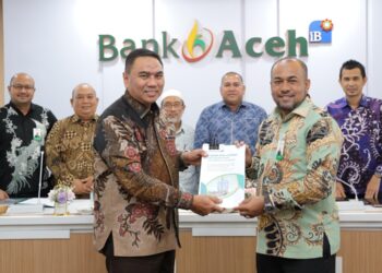 Dirut Bank Aceh Syariah Fadhil Ilyas saat menerima opini Wajar Tanpa Pengecualian (WTP) atas audit laporan keuangan tahun buku 2025.