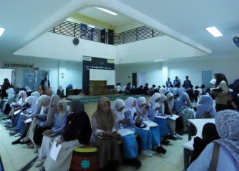 Calon mahasiswa USK jalur Talenta mengikuti seleksi wawancara bidang di lingkungan kampus setempat, Rabu (11/2). 